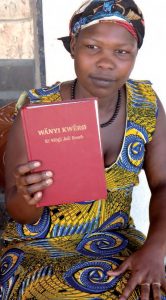 Ozoonwa Nyumbe lernte Lesen und Schreiben mit der Bibel. Foto: UBS