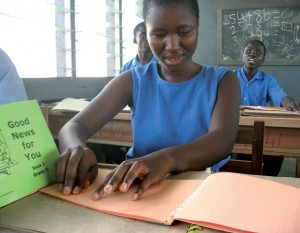 Schülerin der Blindenschule in Akropong in Ghana (Foto: Weltbibelhilfe)
