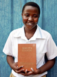 Studentin mit ihrer ersten Bibel (Foto: UBS)