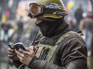 Ein Soldat auf dem Maidan liest dei Bibel. Foto: Weltbibelhilfe