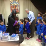 Bischof Armash Nalbandian von der Armenisch-Apostolischen Kirche in Syrien verteilte mit Helfern in Aleppo und Damaskus die Kinderbibel zum Selbstgestalten an Jungen und Mädchen. (Foto: Weltbibelhilfe)