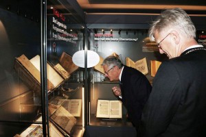 Joachim Gauck und Heinrich Bedford-Strohm in der Ausstellung