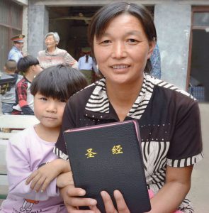 Die chinesische Christin Chen Guo mit ihrer Enkeltochter Xueli (Foto: Weltbibelhilfe