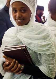 Junge Frau aus Äthiopien mit Neuem Testament auf Ge’ez